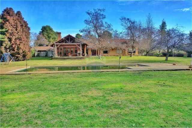 Se vende amplia casa av. las rastras.