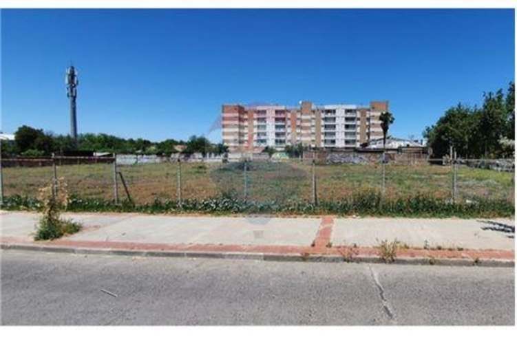 Sector plaza las heras, amplio terreno esquina.