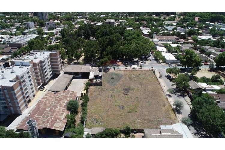 Sector plaza las heras, amplio terreno esquina.