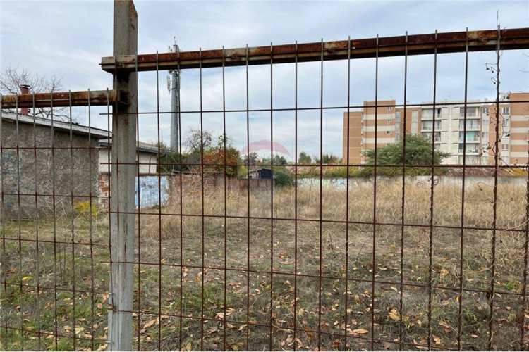 Sector plaza las heras, amplio terreno esquina.