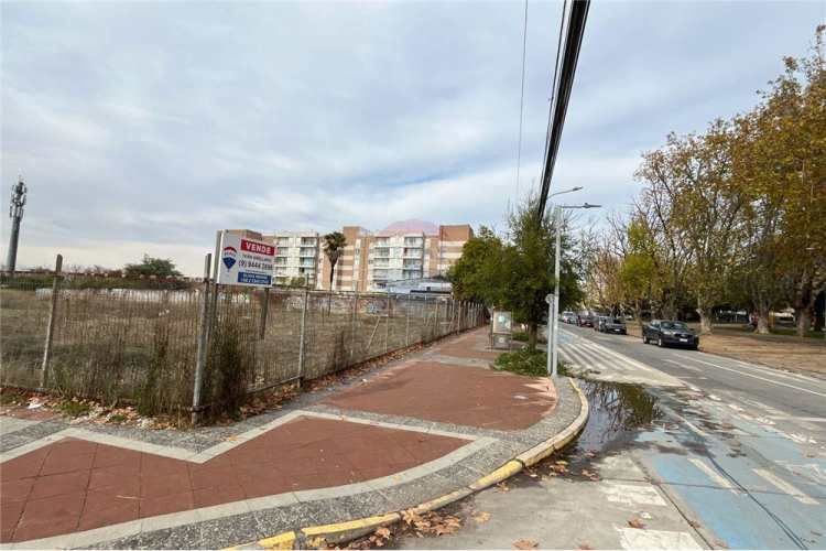 Sector plaza las heras, amplio terreno esquina.