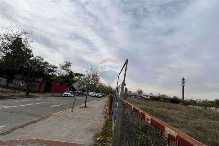 Sector plaza las heras, amplio terreno esquina.