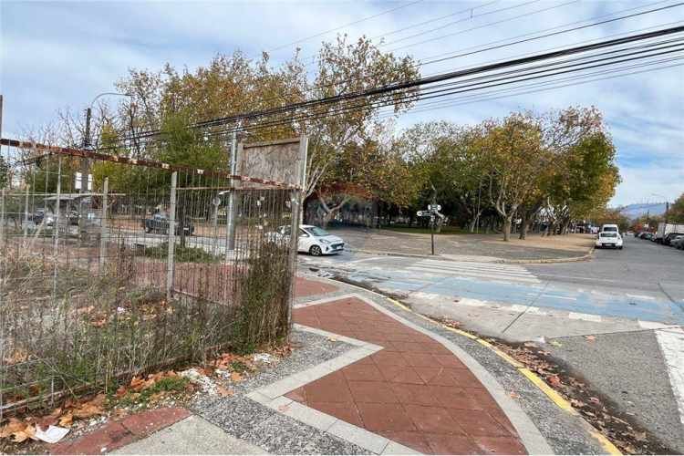 Sector plaza las heras, amplio terreno esquina.