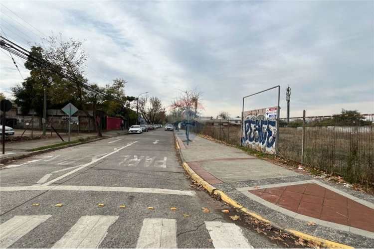 Sector plaza las heras, amplio terreno esquina.