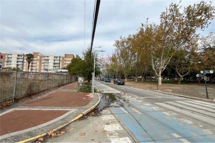 Sector plaza las heras, amplio terreno esquina.