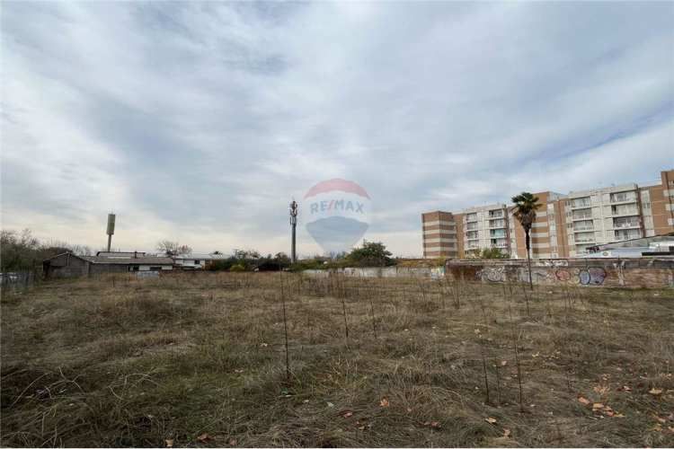 Sector plaza las heras, amplio terreno esquina.