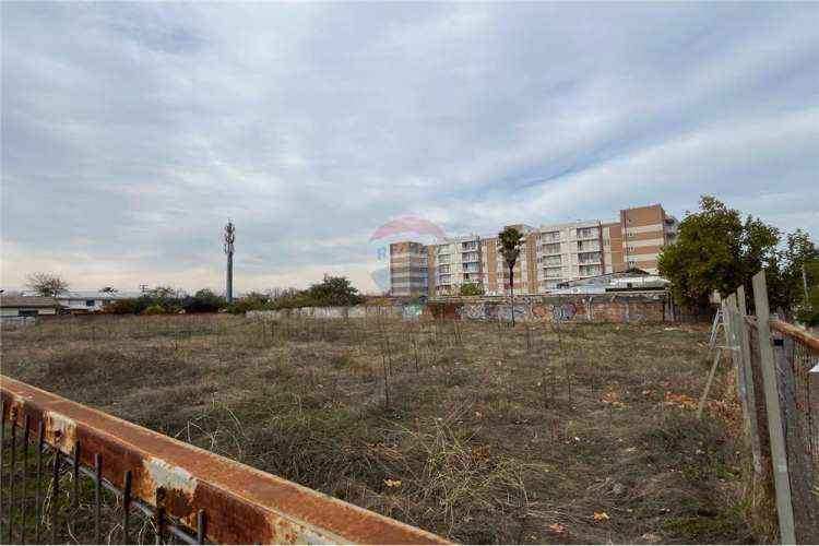 Sector plaza las heras, amplio terreno esquina.