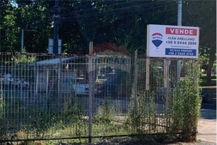 Sector plaza las heras, amplio terreno esquina.