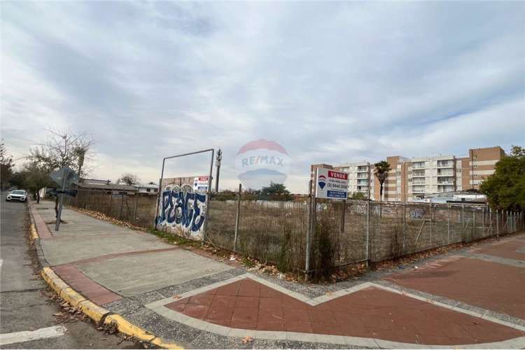 Sector plaza las heras, amplio terreno esquina.