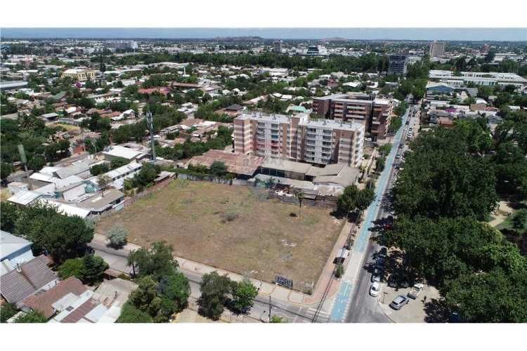 Sector plaza las heras, amplio terreno esquina.