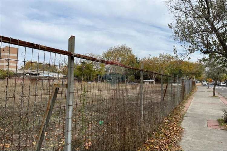 Sector plaza las heras, amplio terreno esquina.