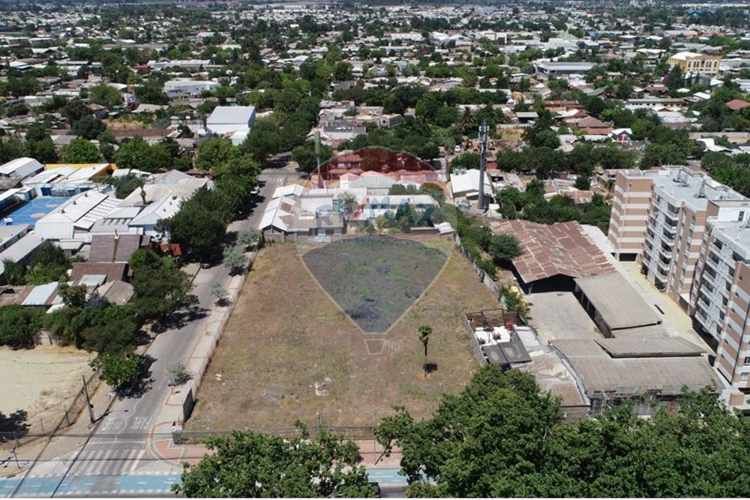 Sector plaza las heras, amplio terreno esquina.