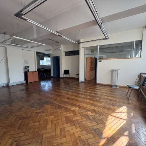 EDIFICIO DE 4 NIVELES EN PLENO BARRIEO COMERCIAL DE SANTIAGO