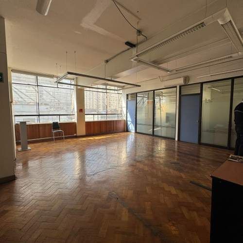 EDIFICIO DE 4 NIVELES EN PLENO BARRIEO COMERCIAL DE SANTIAGO