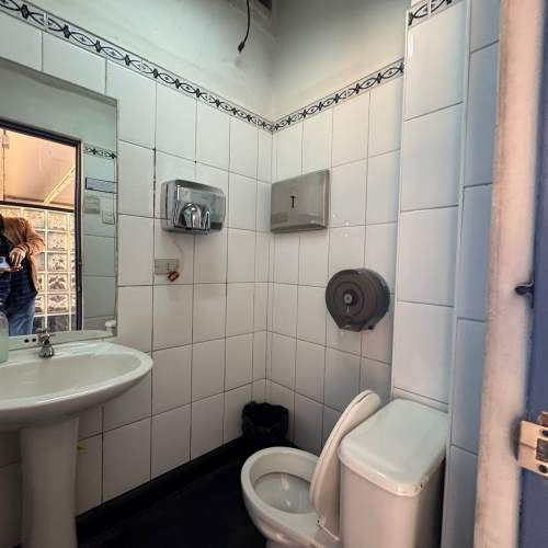 EDIFICIO DE 4 NIVELES EN PLENO BARRIEO COMERCIAL DE SANTIAGO