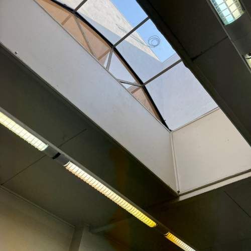 EDIFICIO DE 4 NIVELES EN PLENO BARRIEO COMERCIAL DE SANTIAGO