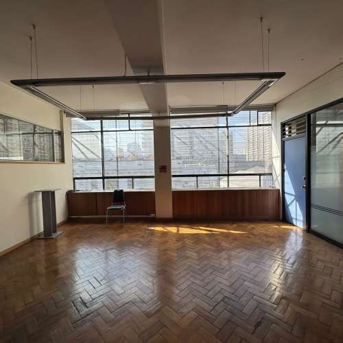 EDIFICIO DE 4 NIVELES EN PLENO BARRIEO COMERCIAL DE SANTIAGO