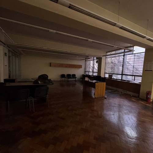 EDIFICIO DE 4 NIVELES EN PLENO BARRIEO COMERCIAL DE SANTIAGO