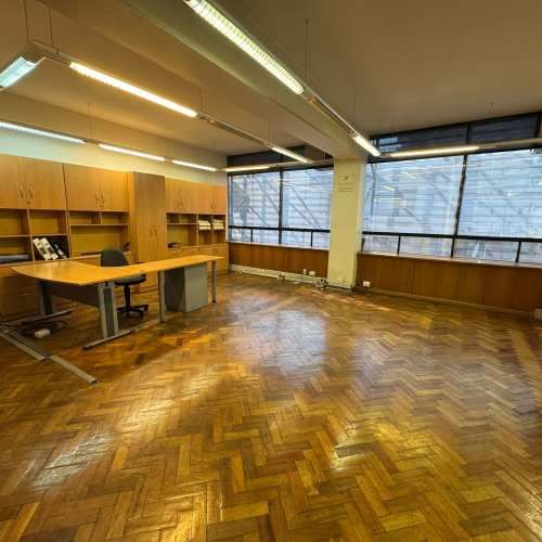 EDIFICIO DE 4 NIVELES EN PLENO BARRIEO COMERCIAL DE SANTIAGO