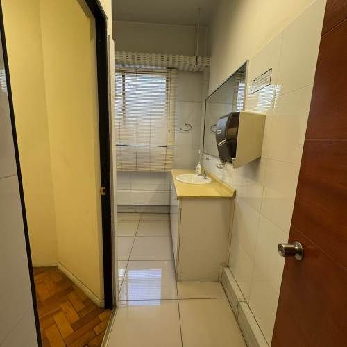 EDIFICIO DE 4 NIVELES EN PLENO BARRIEO COMERCIAL DE SANTIAGO