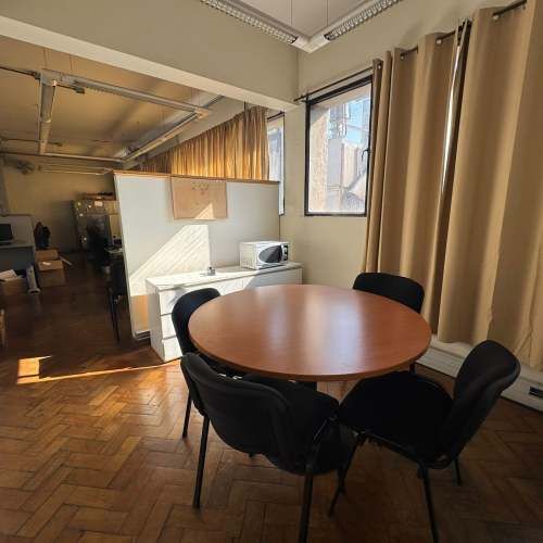 EDIFICIO DE 4 NIVELES EN PLENO BARRIEO COMERCIAL DE SANTIAGO