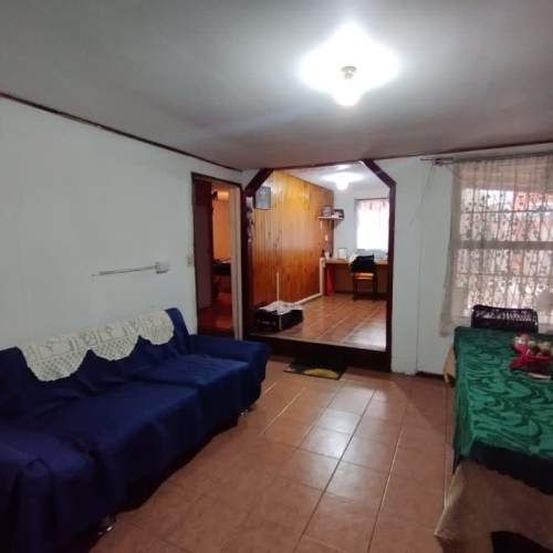 ¡Espaciosa Casa en Peñaflor con 2 Baños y Patio!