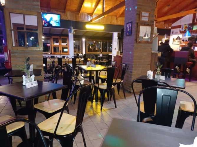 AMPLIO LOCAL CON HERMOSO PATIO