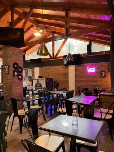 AMPLIO LOCAL CON HERMOSO PATIO