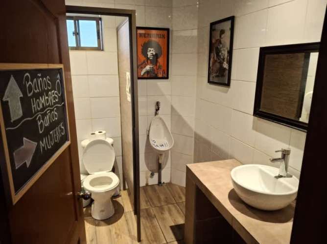 AMPLIO LOCAL CON HERMOSO PATIO