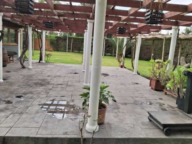 AMPLIO LOCAL CON HERMOSO PATIO