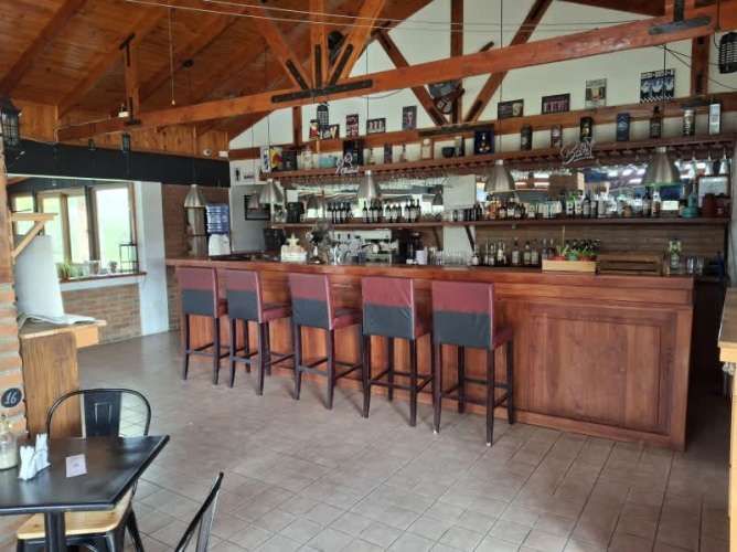 AMPLIO LOCAL CON HERMOSO PATIO