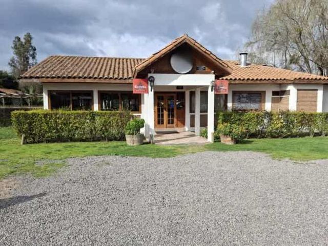 AMPLIO LOCAL CON HERMOSO PATIO