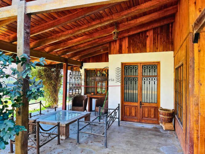 VASS vende campo de 10 Ha con 3 casas en Melipilla