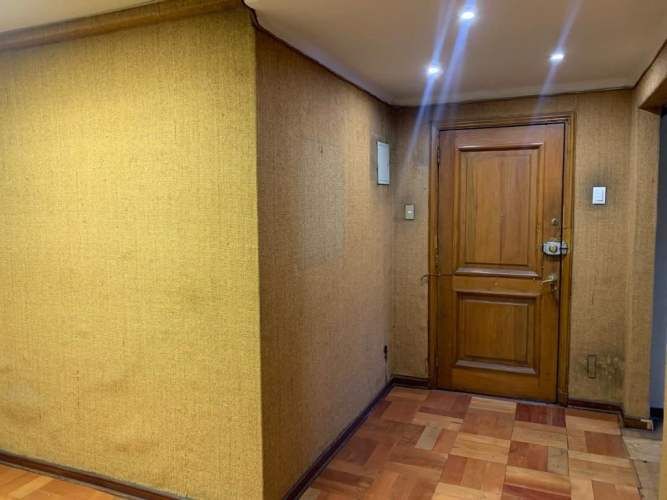 OFICINA Amplia oficina de 2 pisos en barrio París y Londres a pasos del metro U de Chile