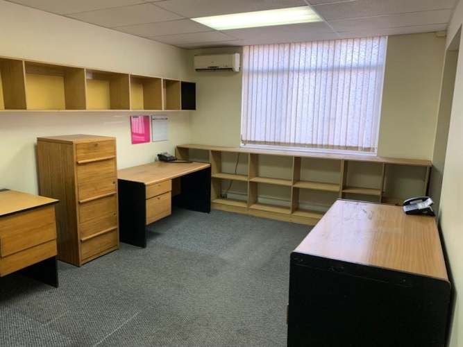 OFICINA Amplia oficina de 2 pisos en barrio París y Londres a pasos del metro U de Chile