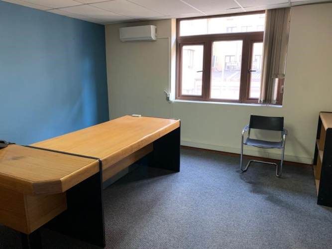 OFICINA Amplia oficina de 2 pisos en barrio París y Londres a pasos del metro U de Chile