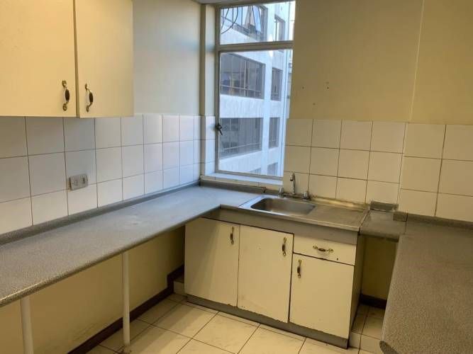 OFICINA Amplia oficina de 2 pisos en barrio París y Londres a pasos del metro U de Chile