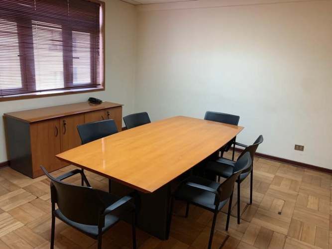 OFICINA Amplia oficina de 2 pisos en barrio París y Londres a pasos del metro U de Chile