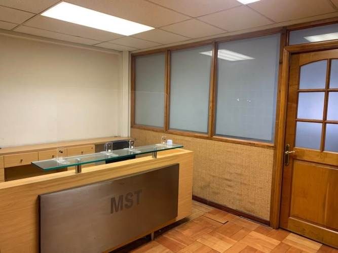 OFICINA Amplia oficina de 2 pisos en barrio París y Londres a pasos del metro U de Chile