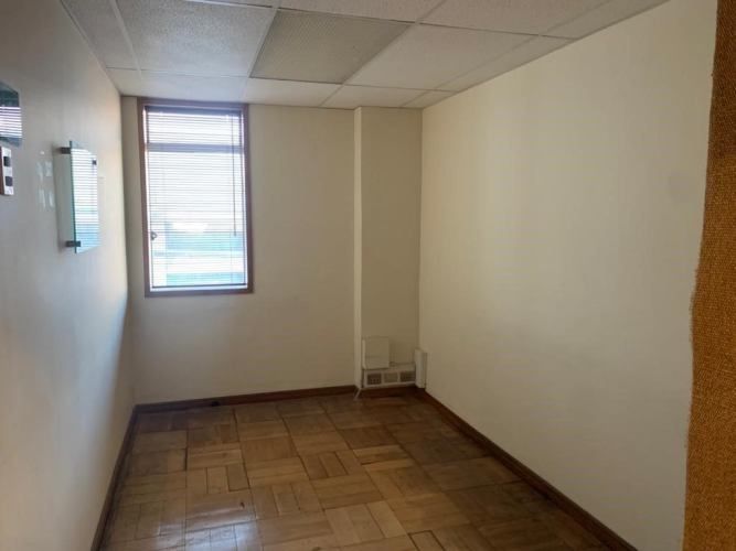 OFICINA Amplia oficina de 2 pisos en barrio París y Londres a pasos del metro U de Chile