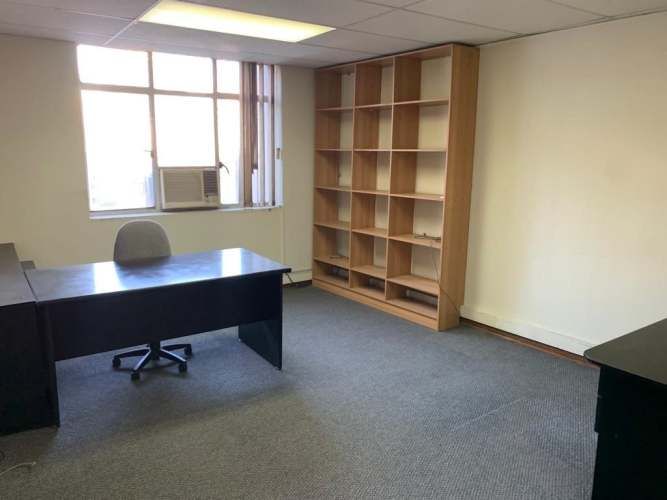 OFICINA Amplia oficina de 2 pisos en barrio París y Londres a pasos del metro U de Chile