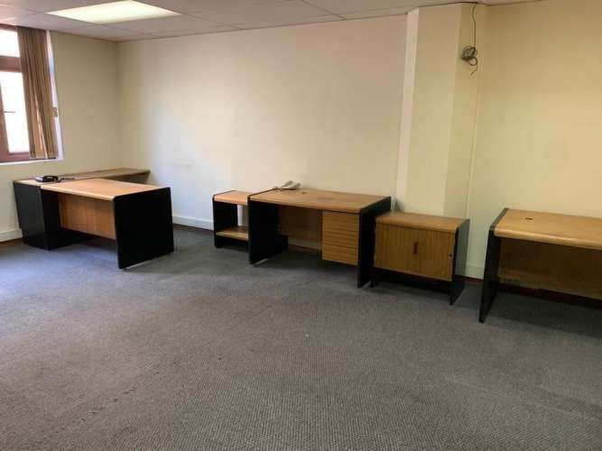 OFICINA Amplia oficina de 2 pisos en barrio París y Londres a pasos del metro U de Chile