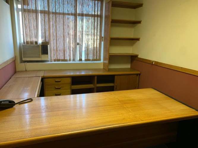 OFICINA Amplia oficina de 2 pisos en barrio París y Londres a pasos del metro U de Chile