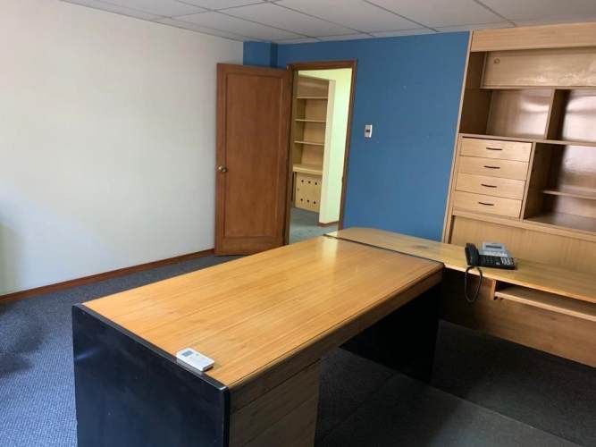 OFICINA Amplia oficina de 2 pisos en barrio París y Londres a pasos del metro U de Chile