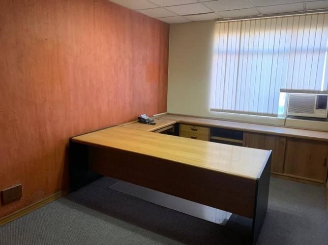 OFICINA Amplia oficina de 2 pisos en barrio París y Londres a pasos del metro U de Chile