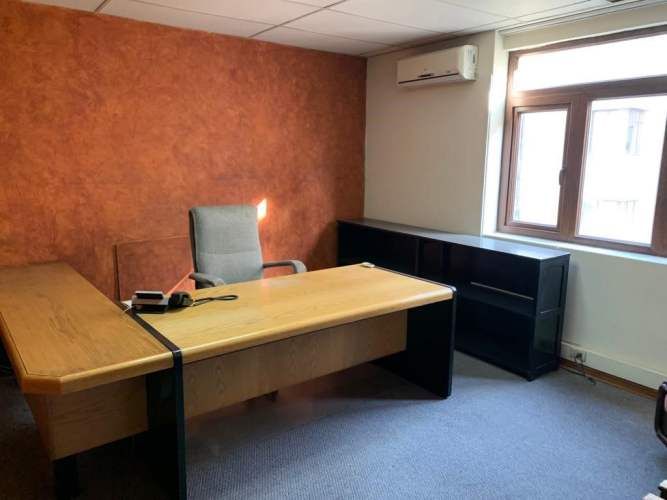 OFICINA Amplia oficina de 2 pisos en barrio París y Londres a pasos del metro U de Chile