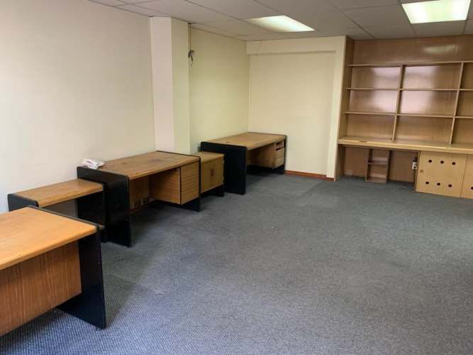 OFICINA Amplia oficina de 2 pisos en barrio París y Londres a pasos del metro U de Chile