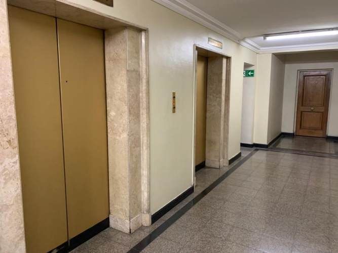 OFICINA Amplia oficina de 2 pisos en barrio París y Londres a pasos del metro U de Chile