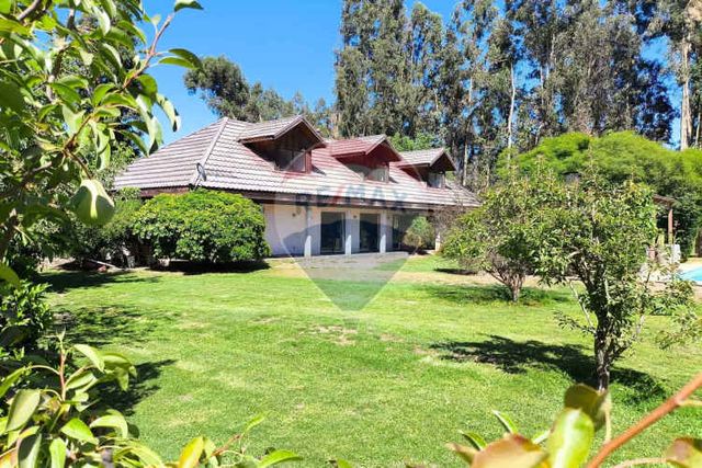 "espaciosa casa en parcela con piscina"