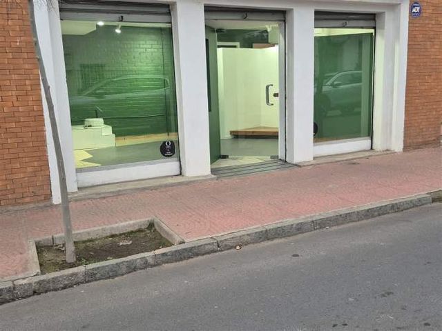 LOCAL COMERCIAL tres carreras